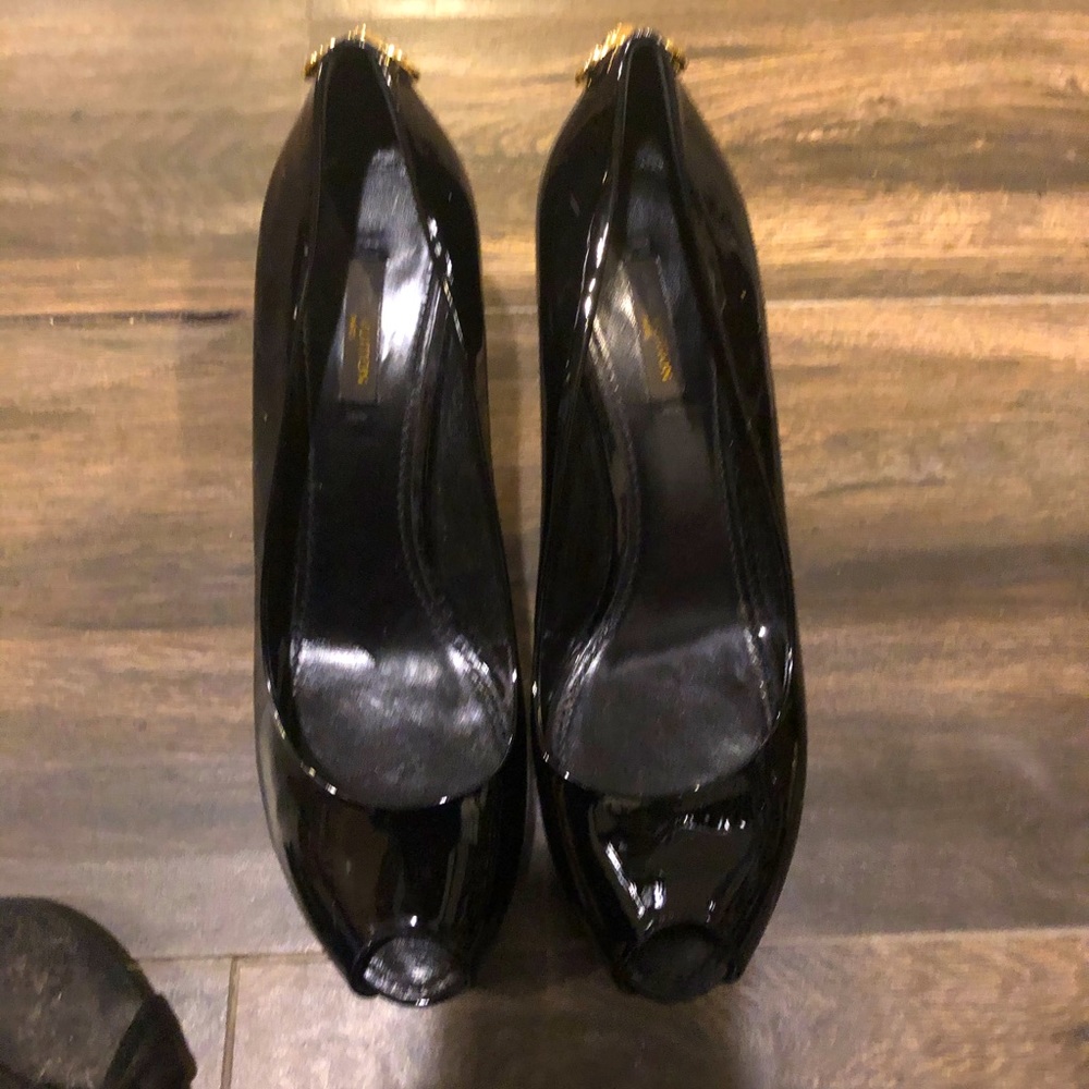 Louis Vuitton peep toe pump